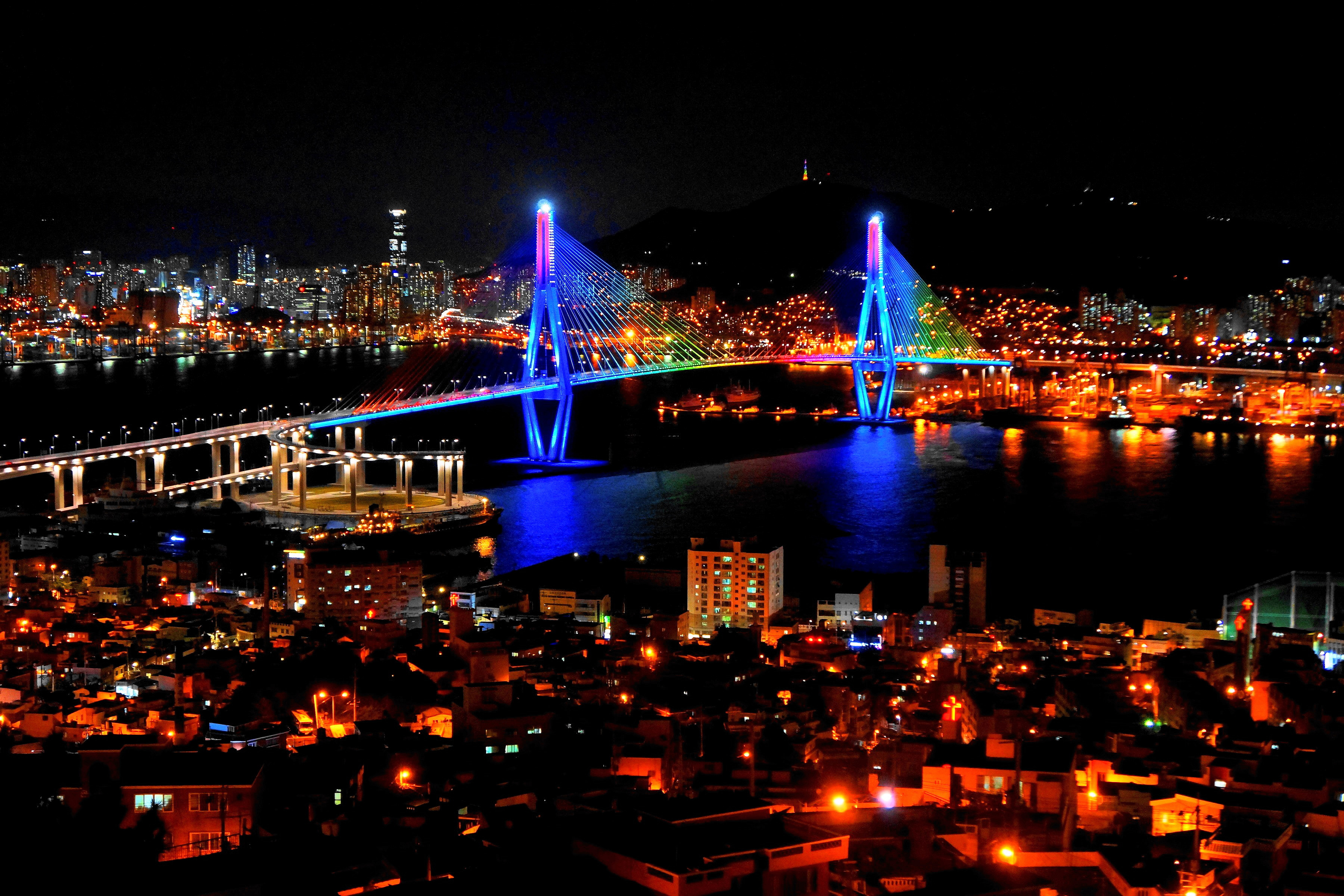 夜の釜山港大橋（釜山広域市）